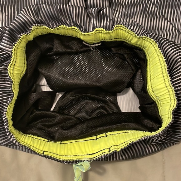 Nike shorts or swim trunks Men’s size Medium - Picture 3 of 4